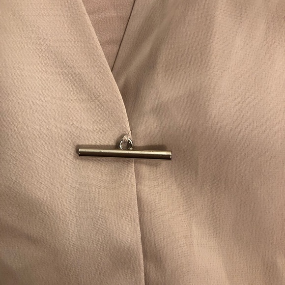 Blouse in a khaki color by Roeyshouse size Medium NWT - Picture 5 of 10